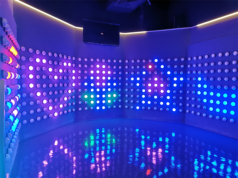 带 LED 灯的主动挑战游戏室