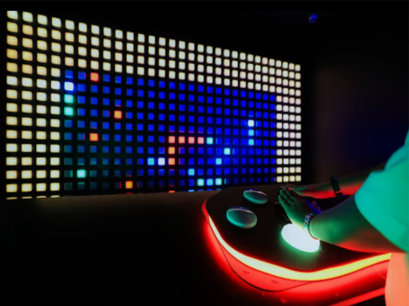 Juego de desafío de sala de control de pared LED interactiva