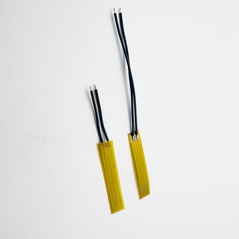 近距离观察聚酰亚胺加热垫表面的蚀刻电路和镀金端子。