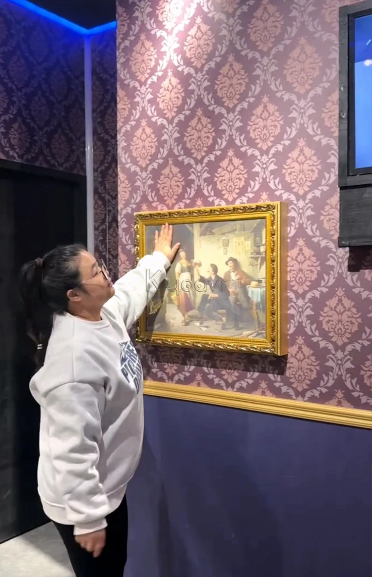 Multiplayer interactive room picture game