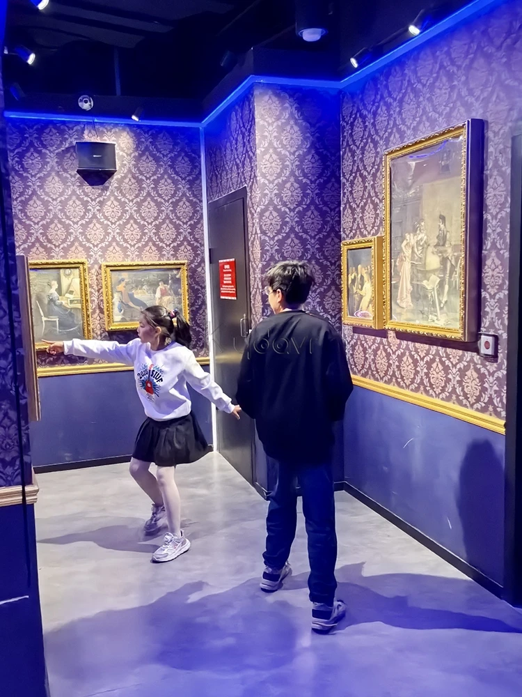 Indoor team building picture matching game