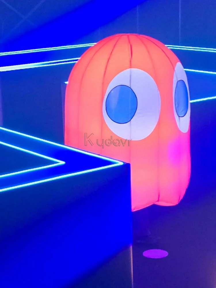 Jogo de arcade Pac-Man com atores reais em labirinto circular