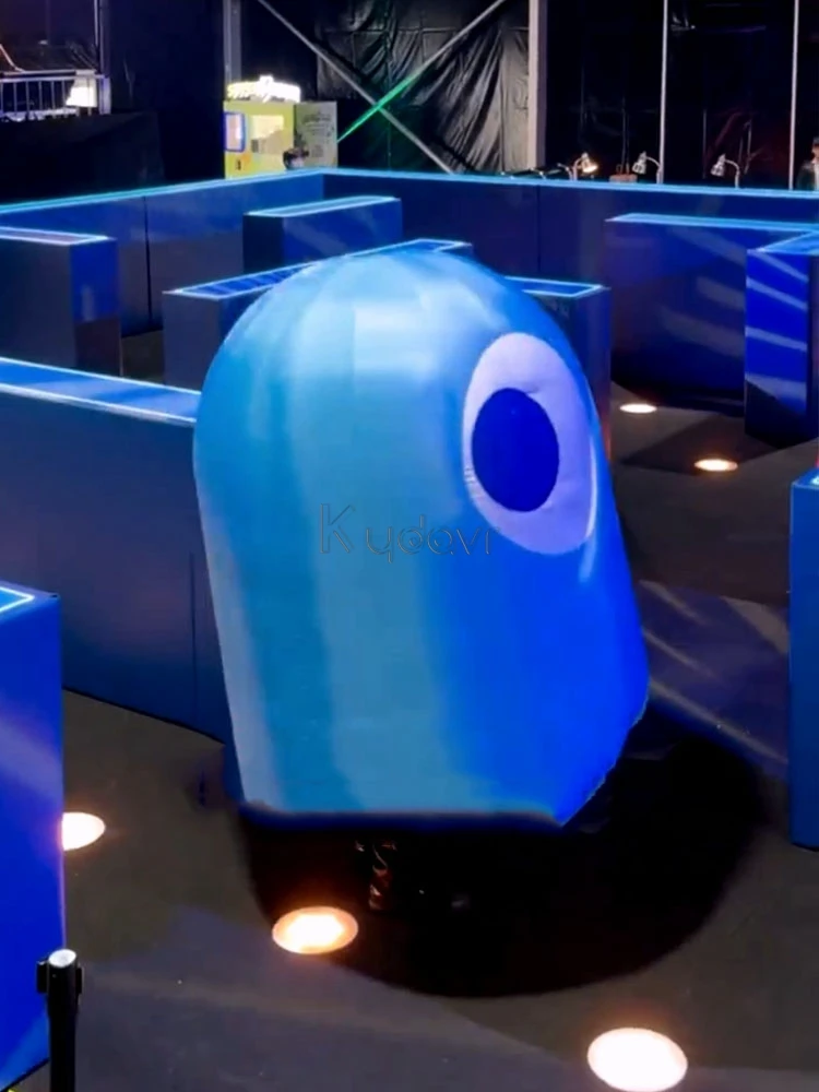Parque de diversões com atração de labirinto do Pac-Man em ação ao vivo