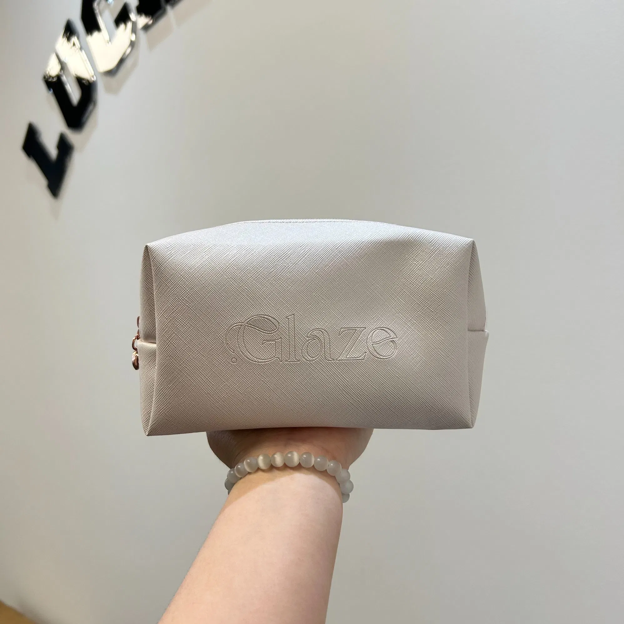 Échantillon de trousse de toilette avec logo en relief authentique
