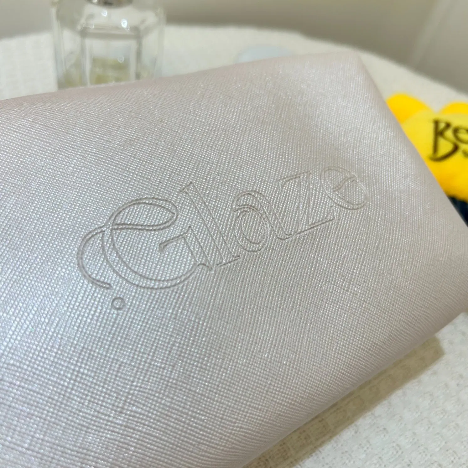 Gros plan sur le logo en relief sur le sac en PU