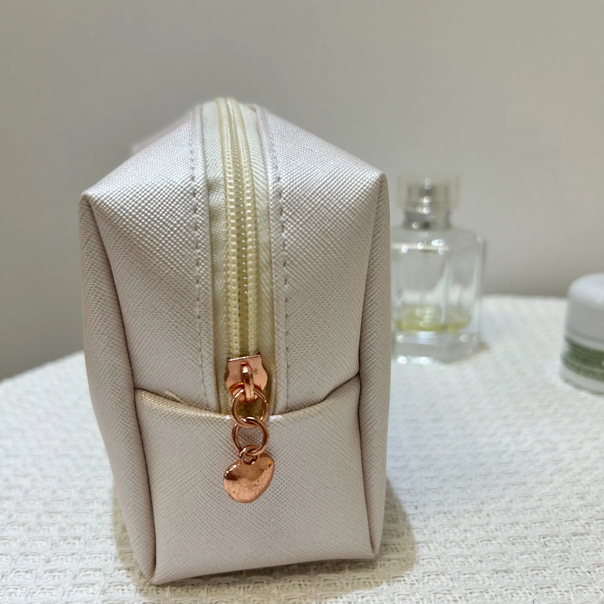 Couture latérale et fermeture éclair sur un véritable échantillon de sac en PU