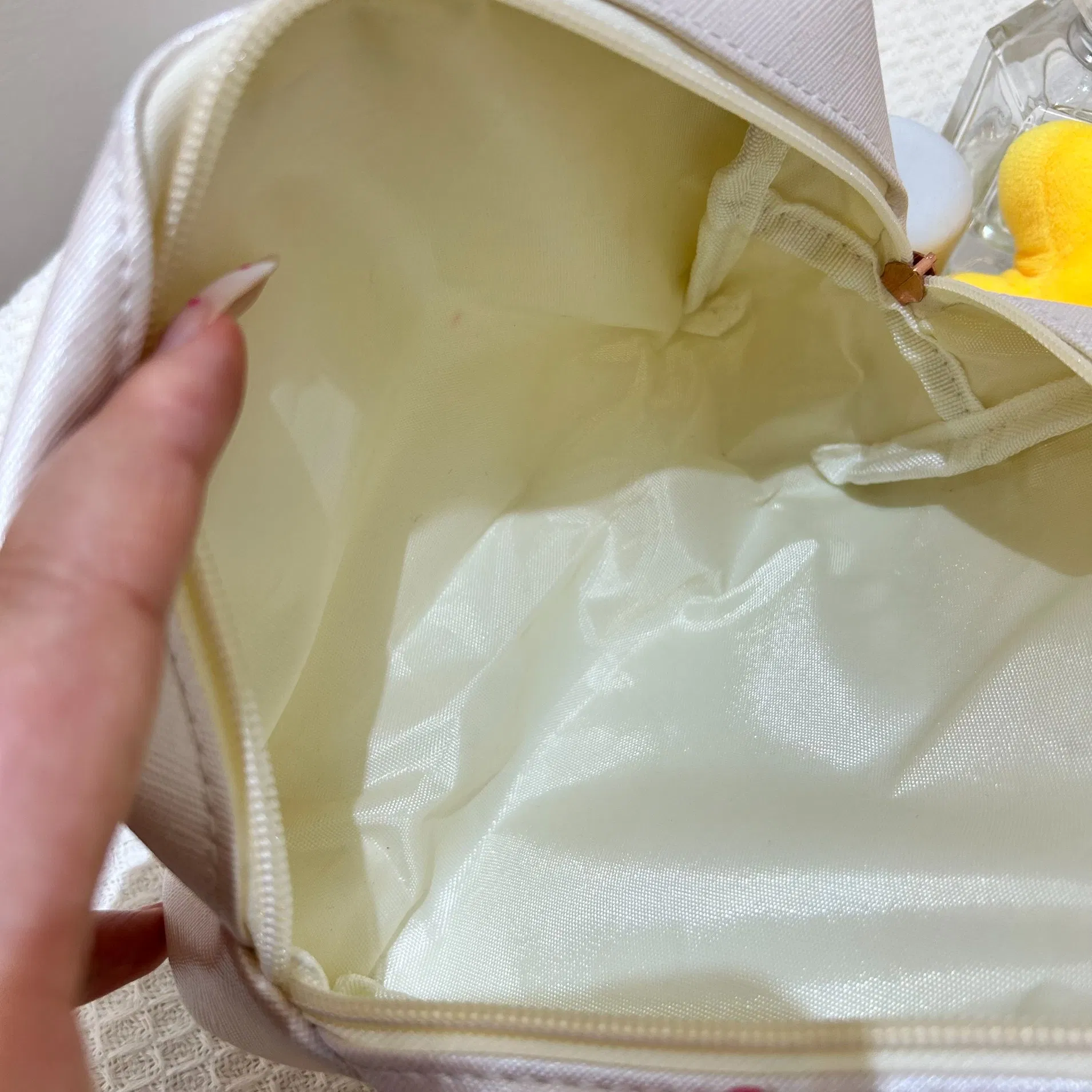 Doublure et coutures de véritable trousse de toilette