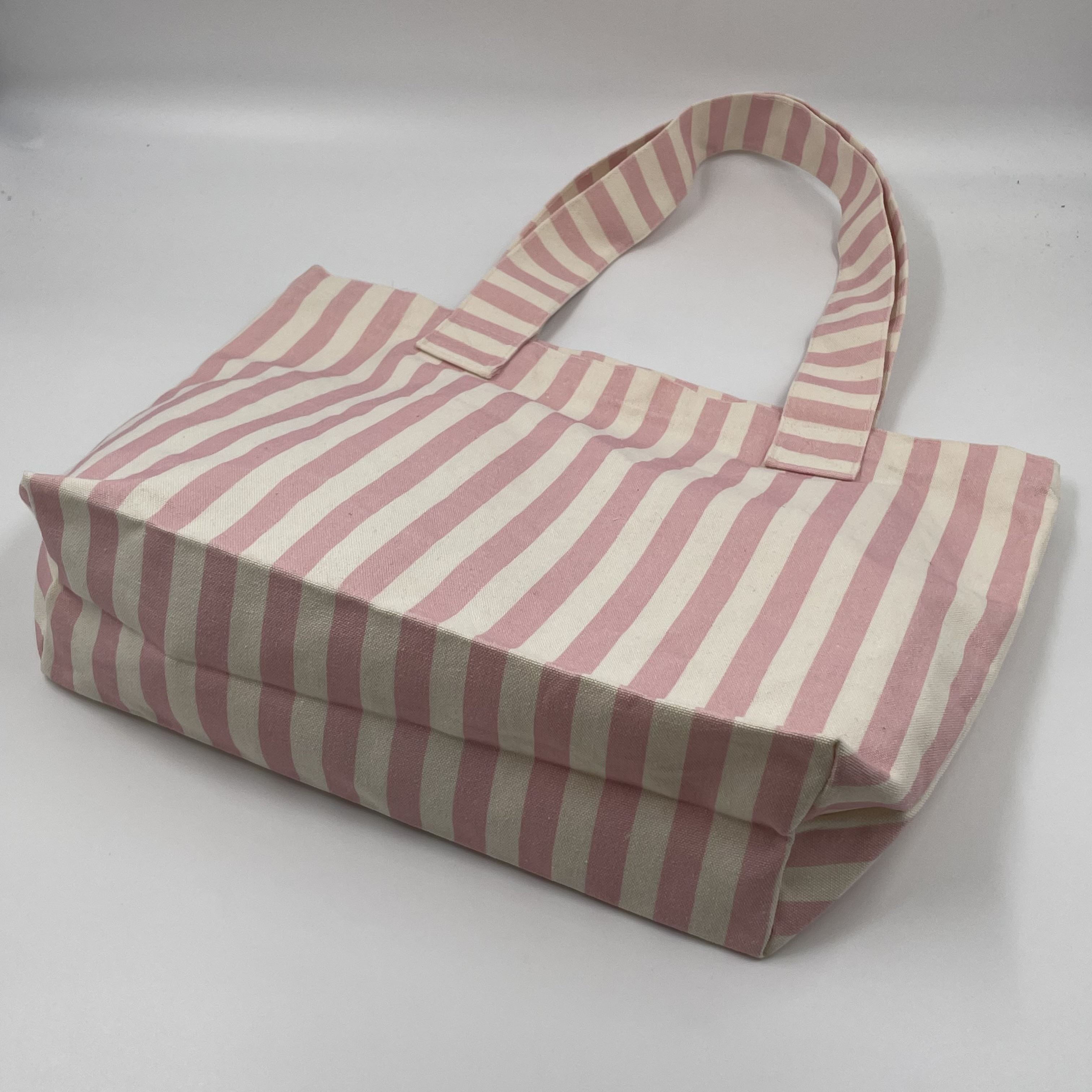 Détail de la construction du soufflet et de la poignée d'un sac de courses rayé