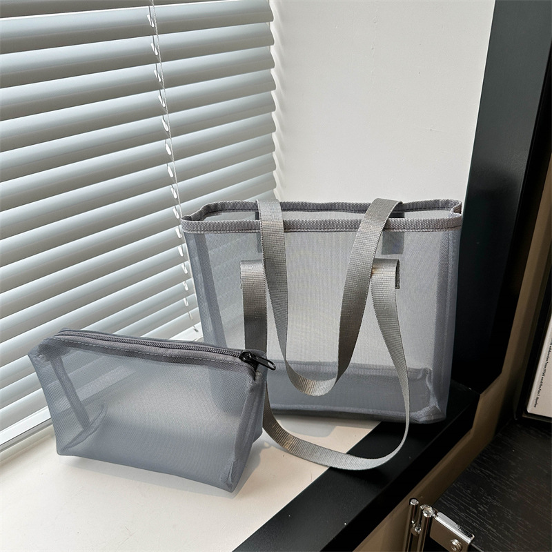 Sac cabas gris en filet avec pochette zippée assortie