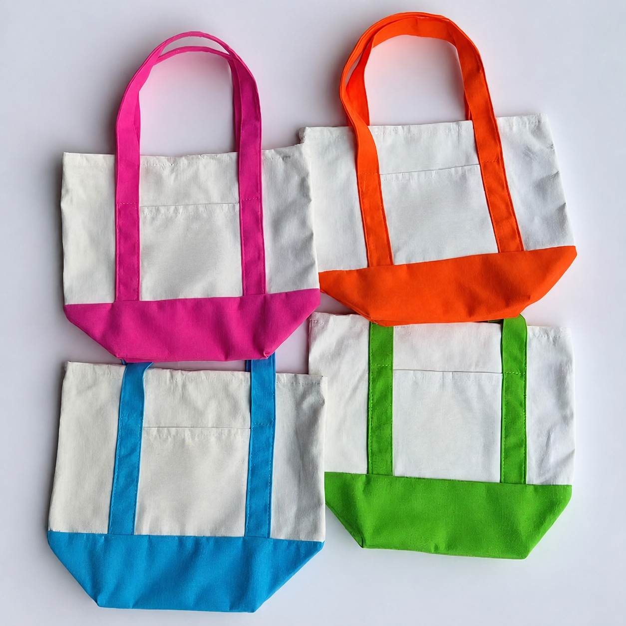 Quatre échantillons de sacs fourre-tout bicolores pour la planification de la version en commande urgente