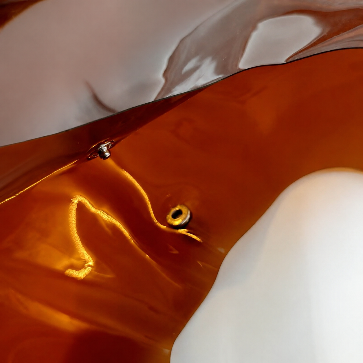 Détail de la construction de la fermeture à pression et des coutures d'un échantillon de sac transparent
