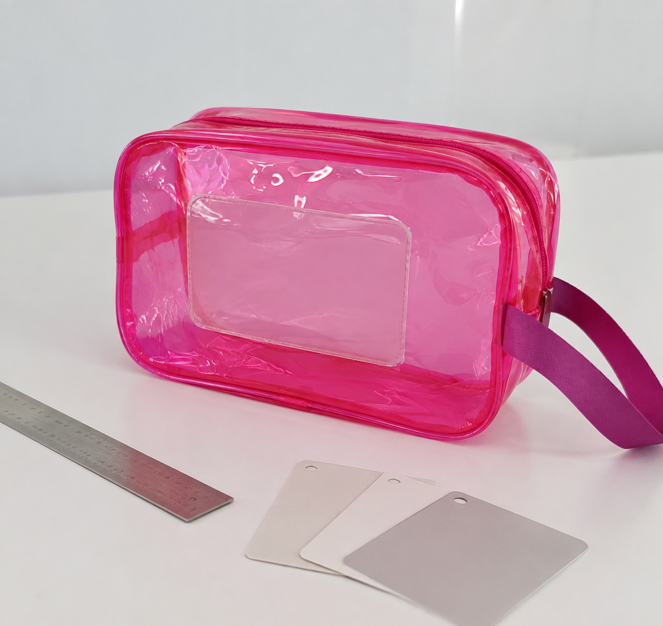 Avis sur le placement du logo sur une trousse de maquillage transparente rose