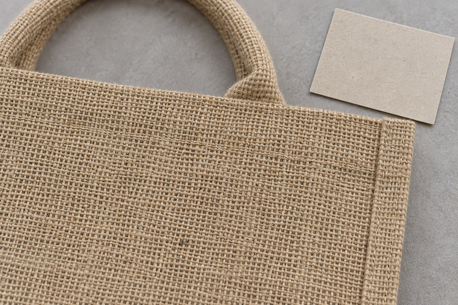 Gros plan du tissage de jute et de la fiche d'évaluation vierge