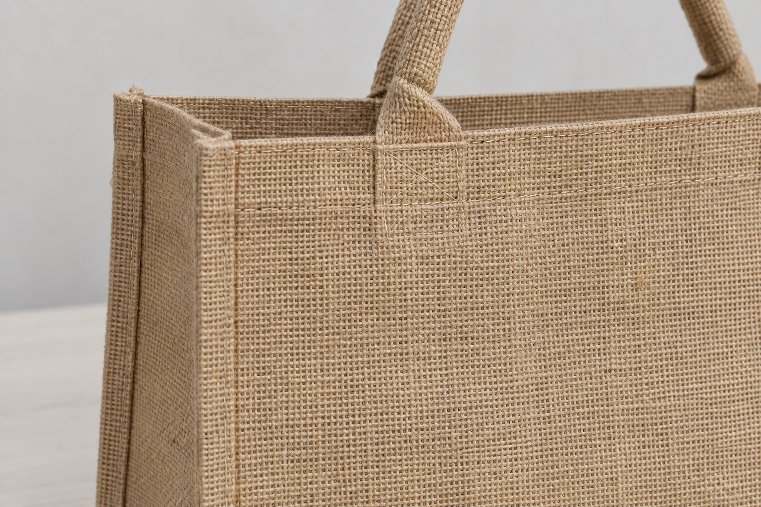 Détail de la fixation de la poignée et du soufflet d'un sac en jute
